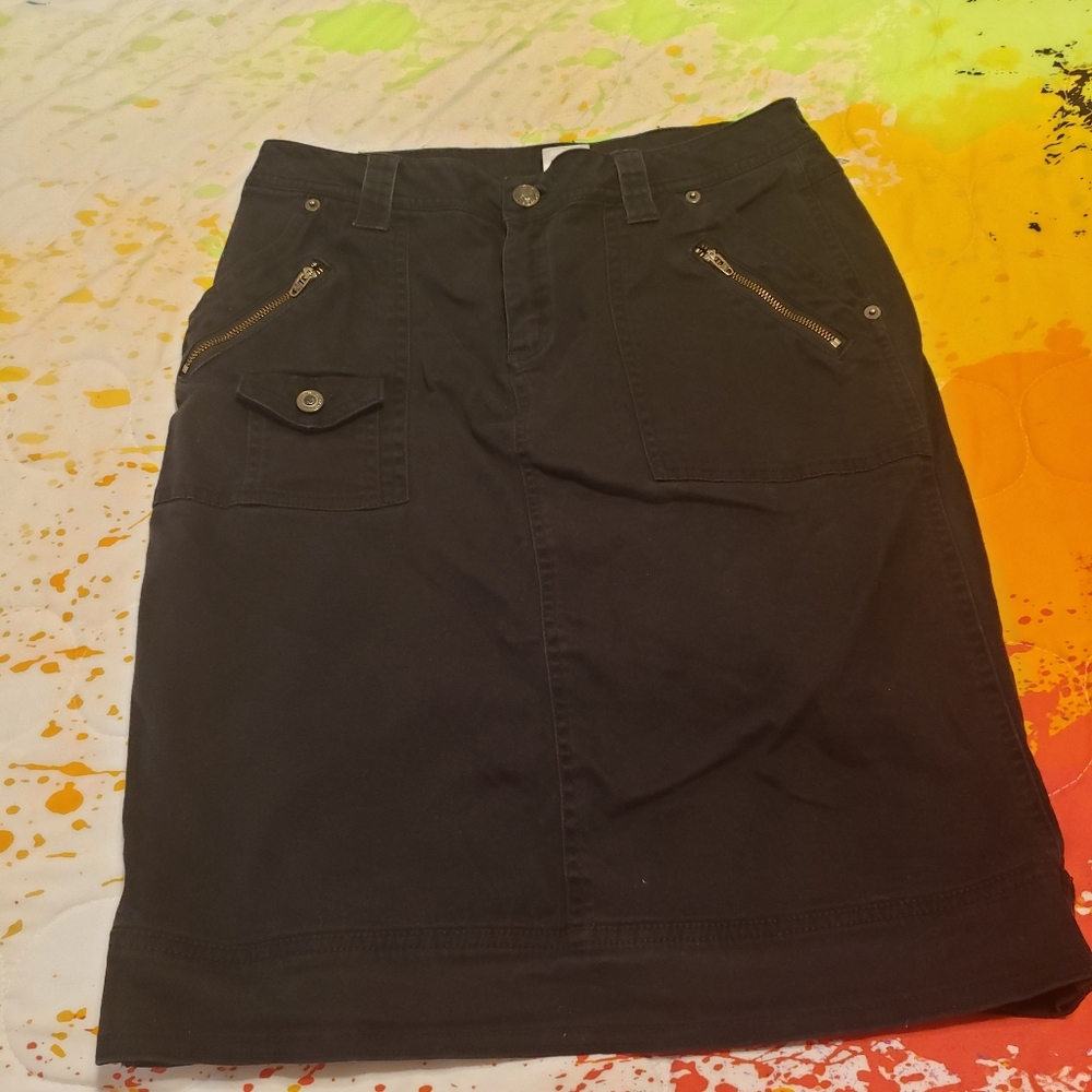 Fashion Bug Skirt. Size 6.  Cotton and Spandex. Slit in back. Pockets, zippers